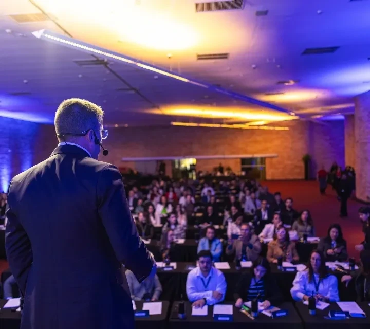 Juliano Pimentel em uma palestra