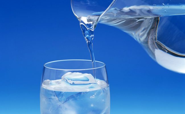 Beber água está entre um dos hábitos matinais para emagrecer | Juliano Pimentel
