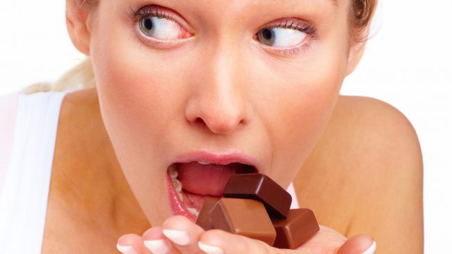 chocolate-vicio-mulher-comendo-chocolate-mulher-viciada-em-chocolate-1341512004553_1920x108010