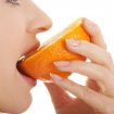 mulher-comendo-laranja