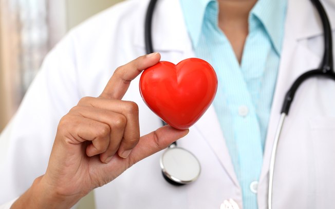 Médico segurando coração. sintomas de problema no coração