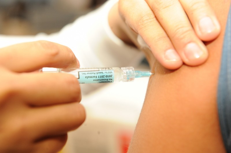 Adolescente vacinando contra HPV