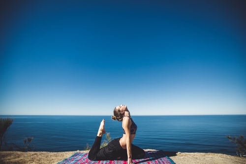 Mulher praticando Yoga benefícios